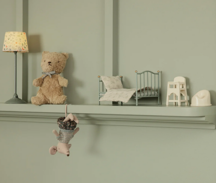 Vintage Bed in Mint, Mouse