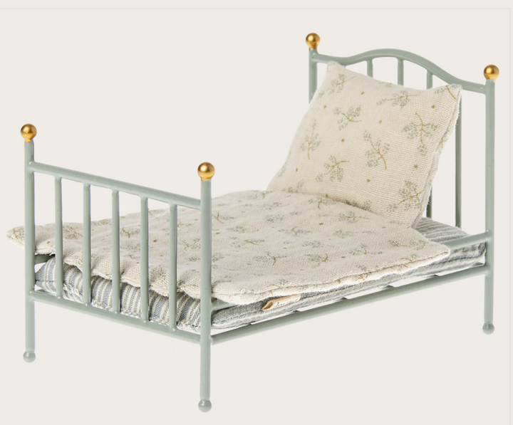 Vintage Bed in Mint, Mouse