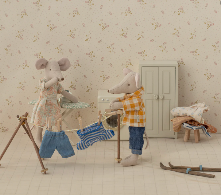 Knitted Sweater & Pants, Big Brother Mouse