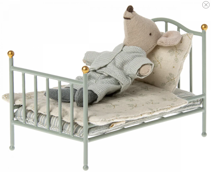 Vintage Bed in Mint, Mouse