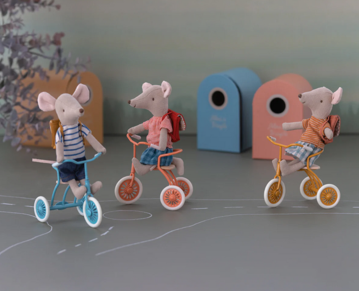 Tricycle Mouse, Big Sister in Red