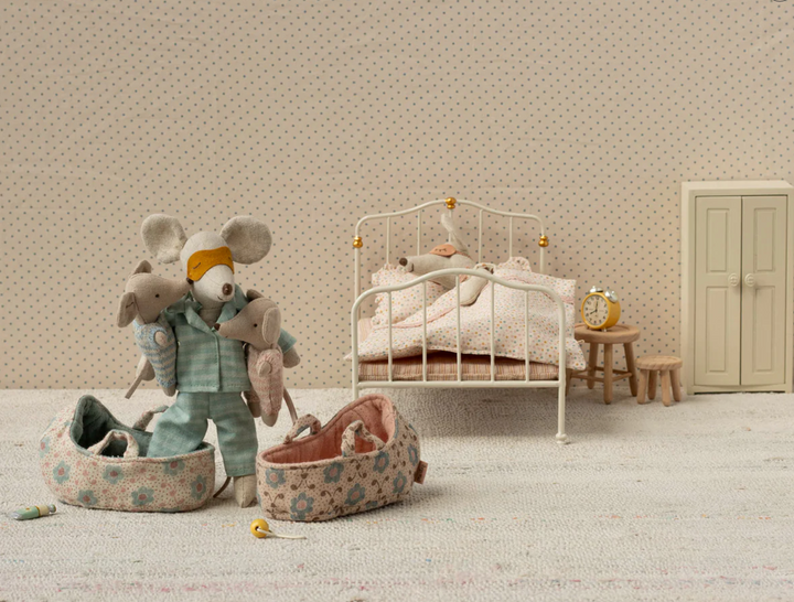 Baby Mouse in Carry Cot, Rose