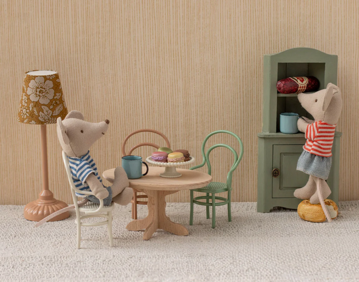 Oval Dining Table for Mouse in Nature
