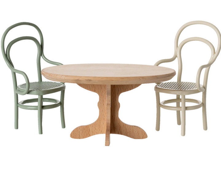 Oval Dining Table for Mouse in Nature