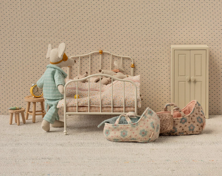 Vintage Bed in Off White, Mouse