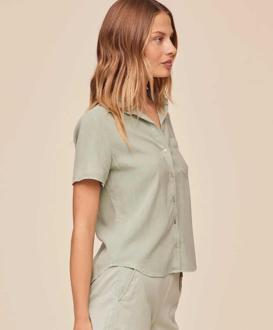 Short Sleeve Pocket Button Down in Oasis Green