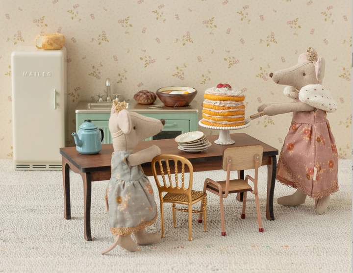 Long Dining Table, Mouse