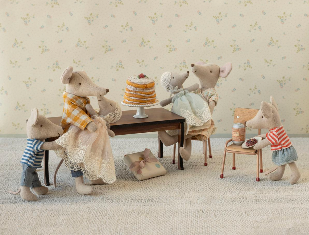 Long Dining Table, Mouse