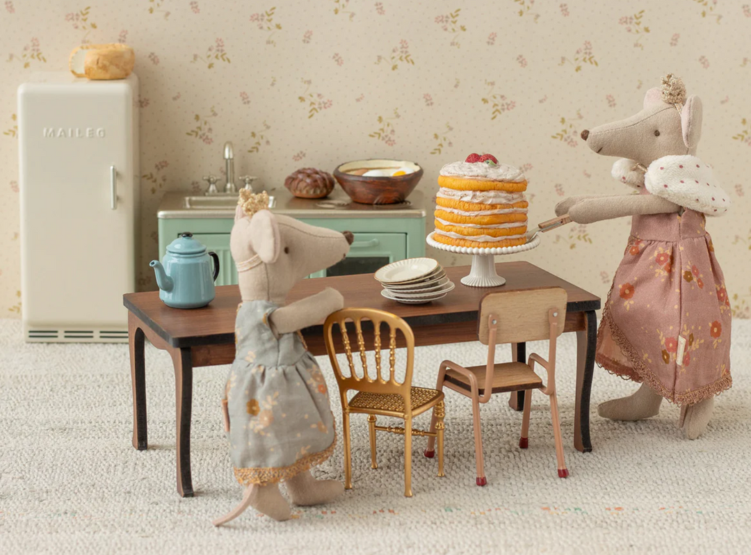 Party Cake and Cake Stand, Mouse