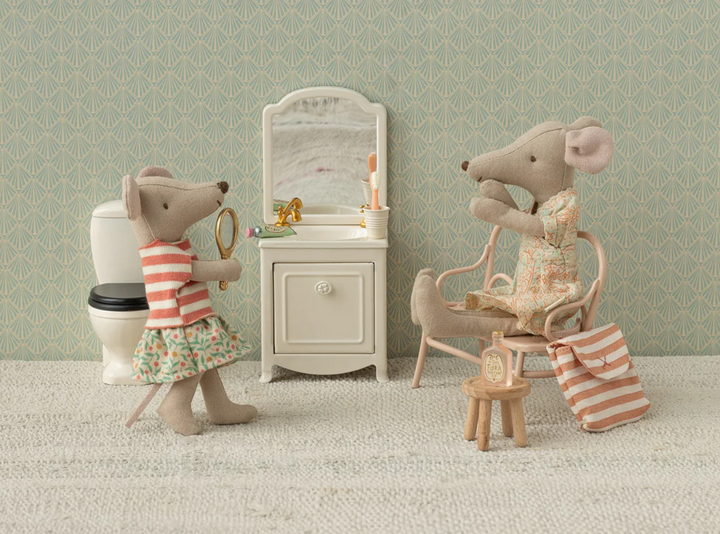 Tricycle Mouse, Big Sister in Green