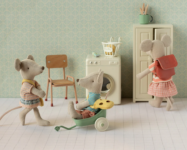 Clothes &amp; Coral Bag for Big Sister Mouse