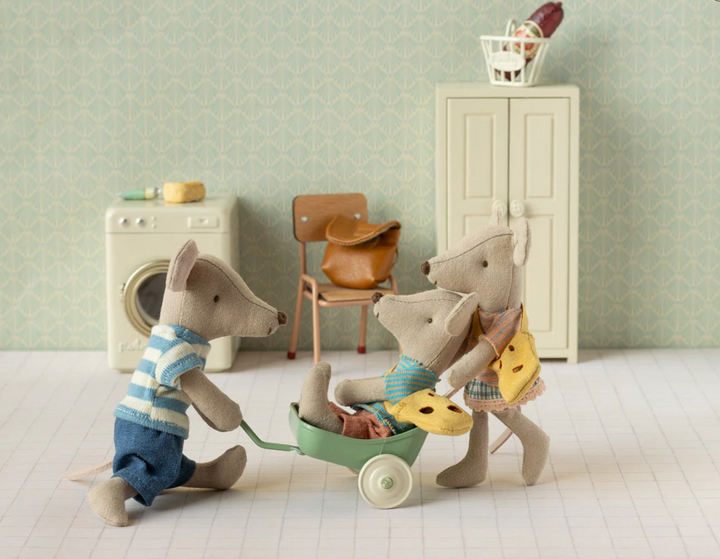 Tricycle Mouse, Big Brother in Brown
