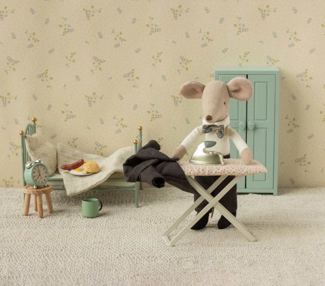 Wedding Suit, Dad Mouse