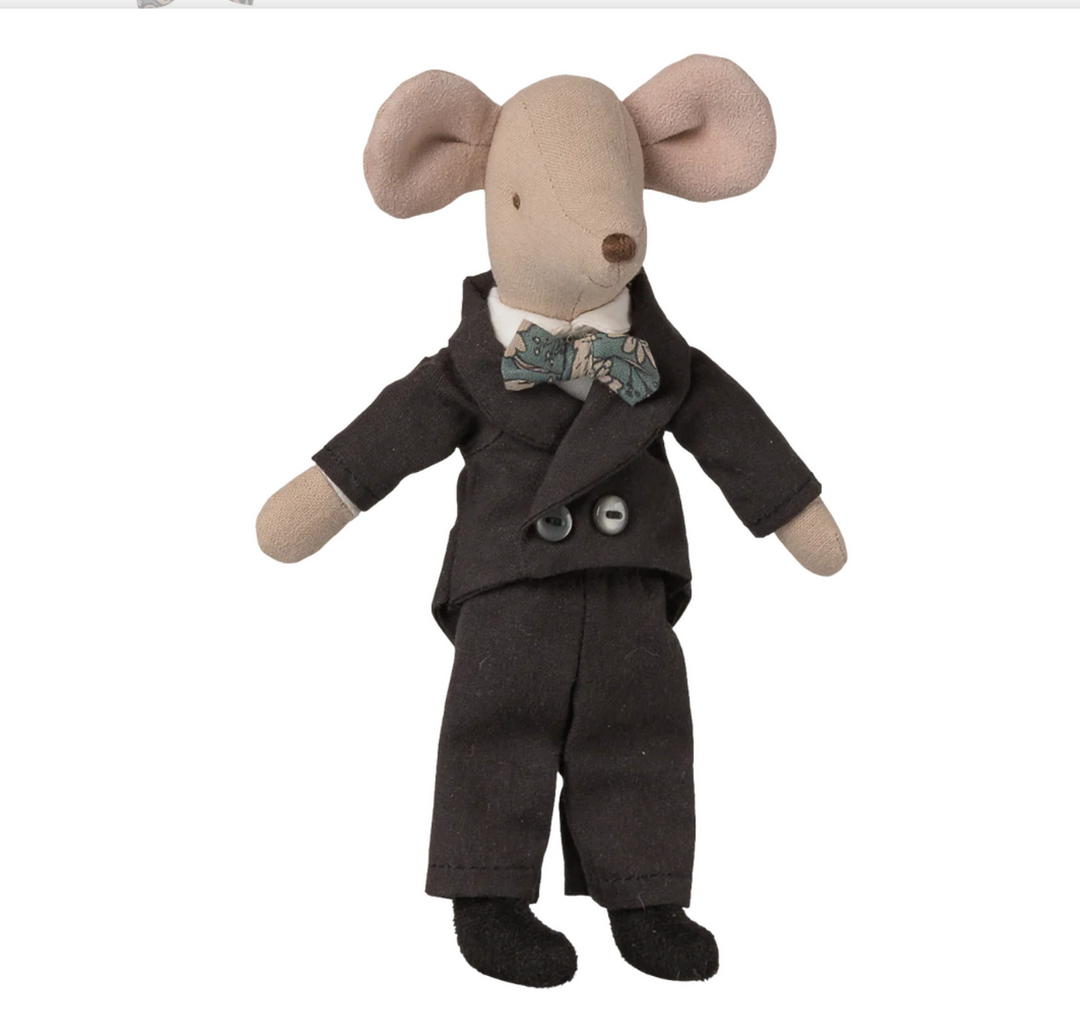 Wedding Suit, Dad Mouse