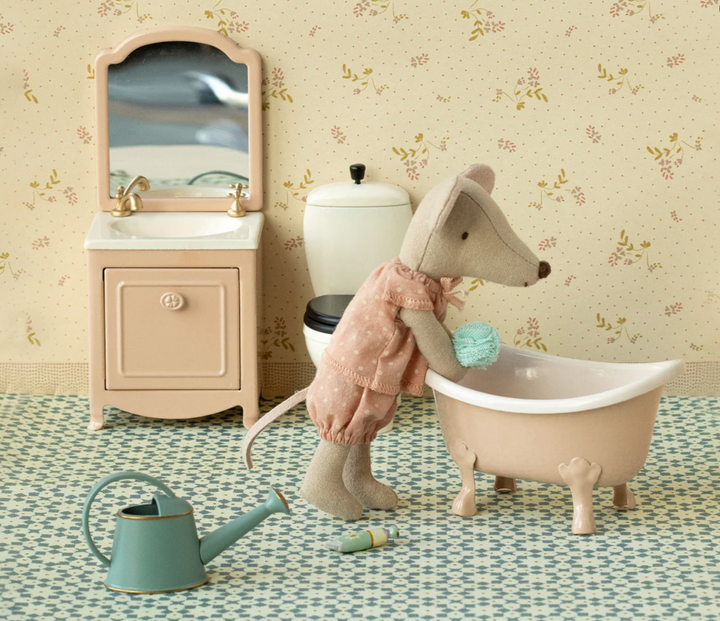 Bathtub in Rose, Mouse