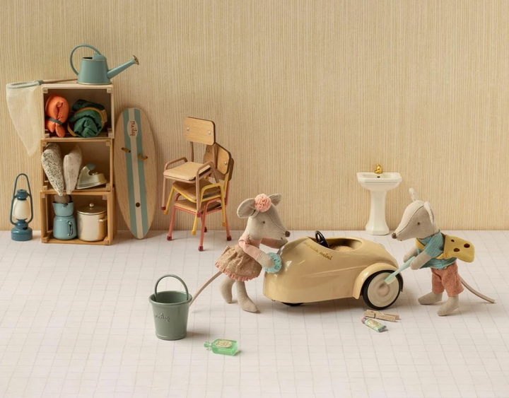 Car for Mouse in Wheat
