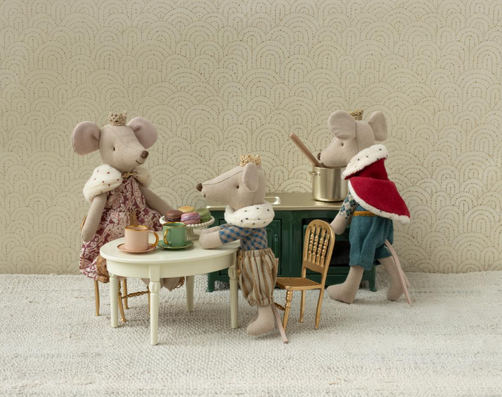 Gold Chair, Mouse