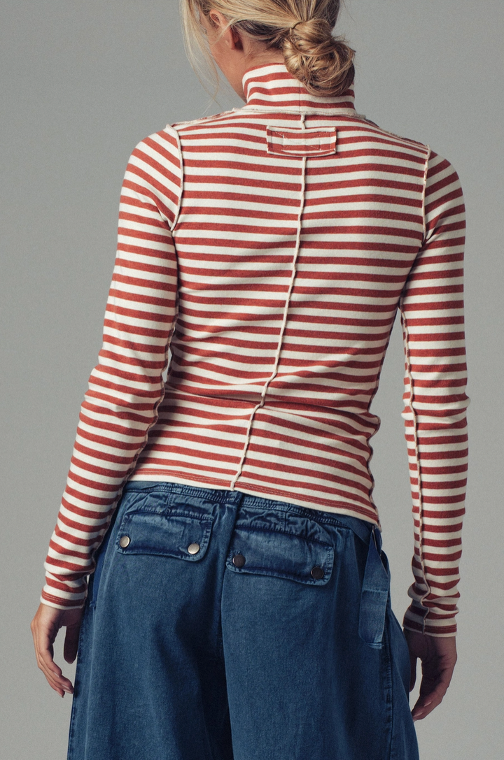 Contrast Seam Turtleneck Knit Top in Brown