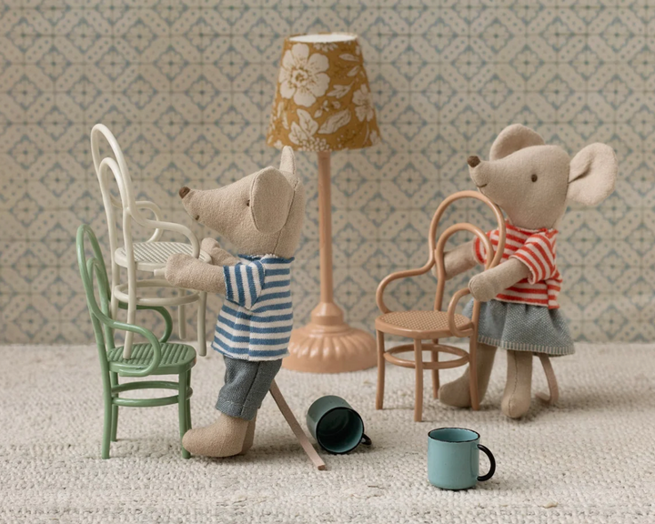 Vintage Chair, Mouse, Dark Powder