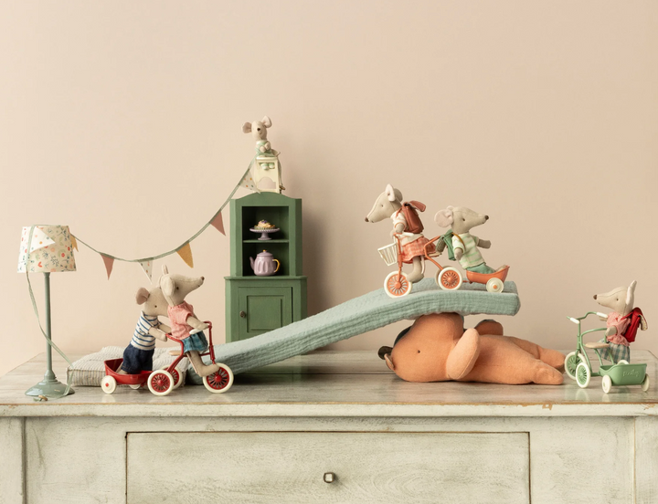 Tricycle Mouse, Big Sister with Bag in Red
