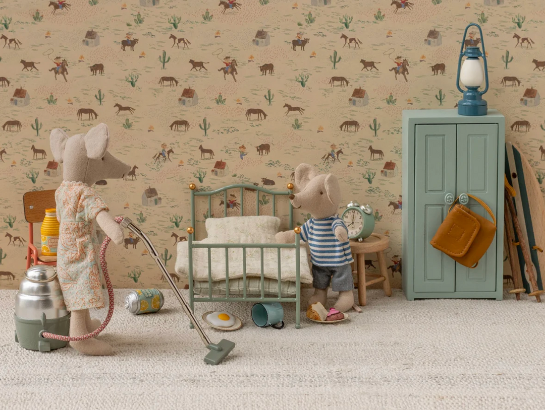 Vintage Bed in Mint, Mouse