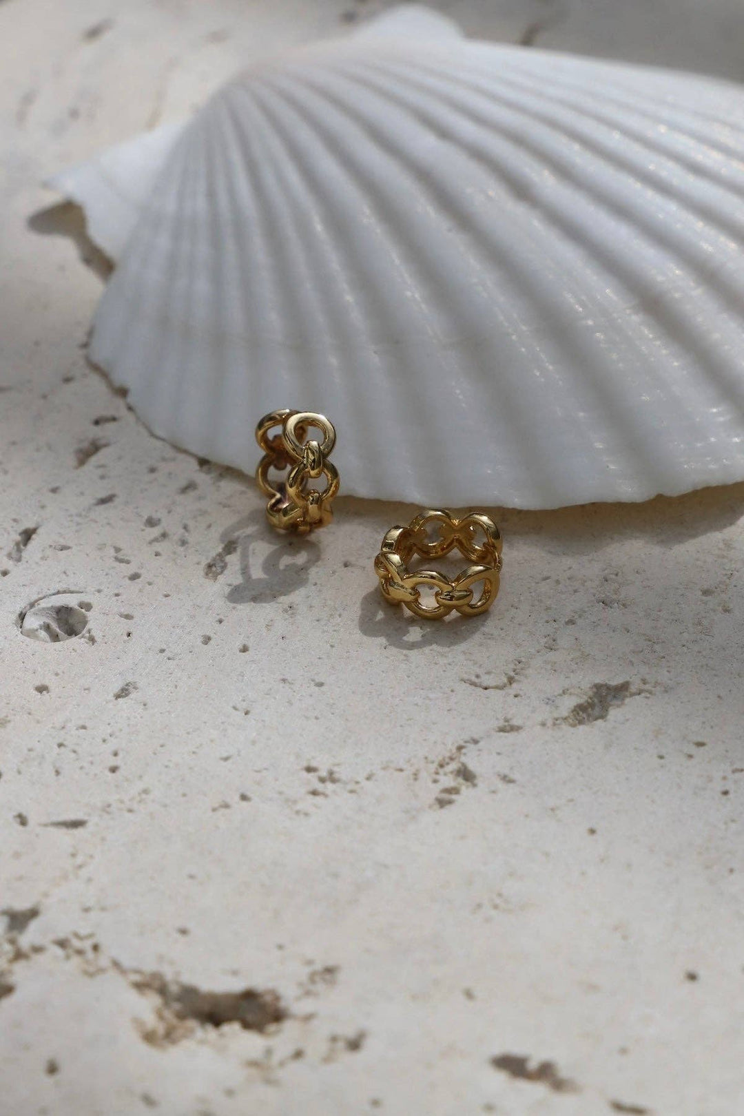 Chain Link Huggies in Gold